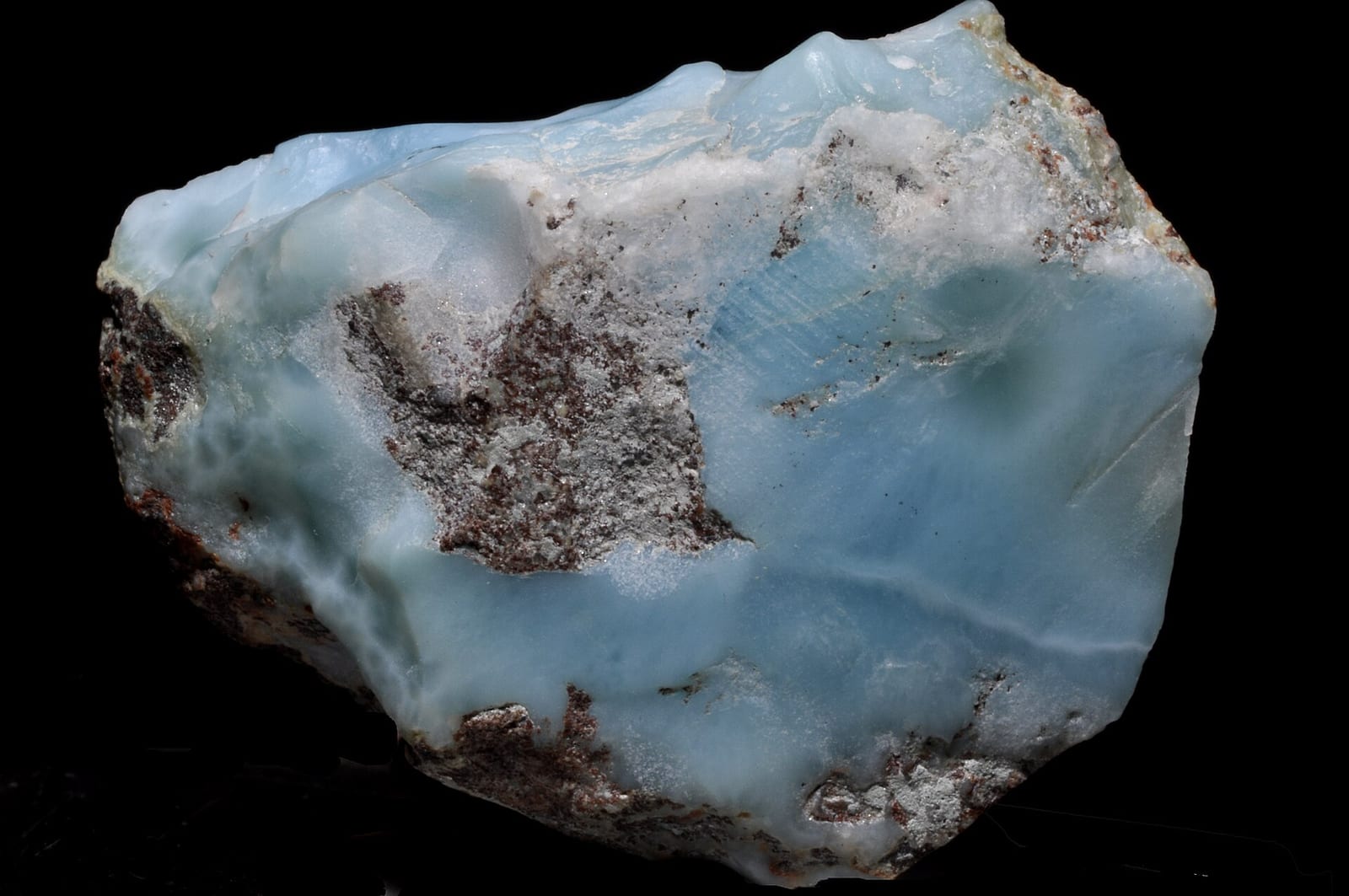 Nódulo de larimar en bruto, azul cielo con restos de roca madre