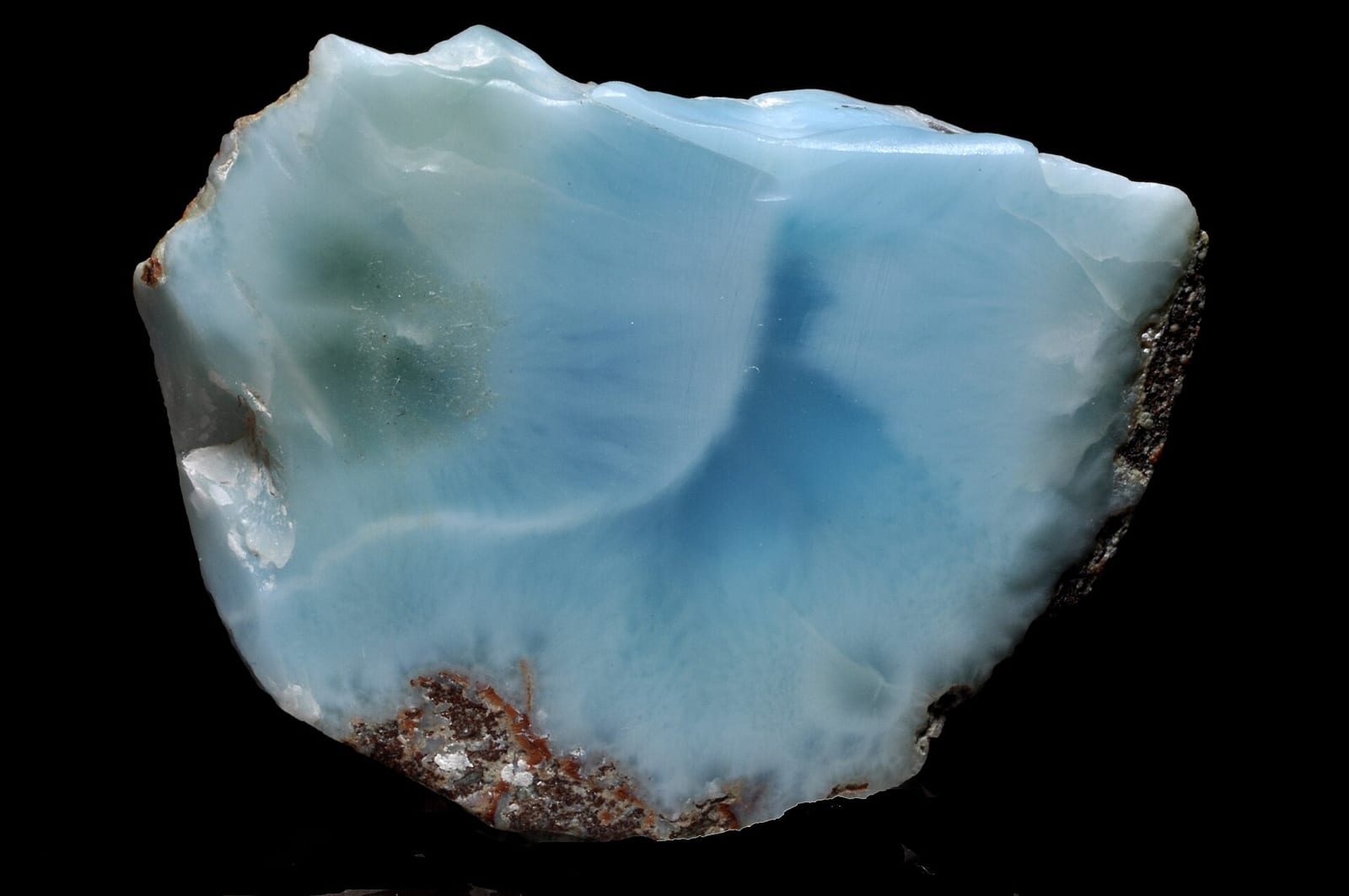 Larimar pulido de azul intenso con veteado blanco radial
